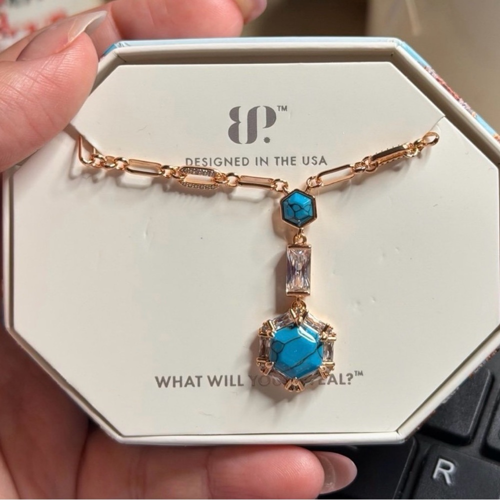 Chic Gold and Turquoise Pendant Necklace